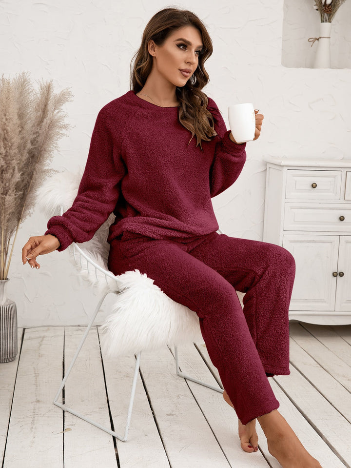 Relaxing women's loungewear set with long sleeves and comfy trousers for home comfort.