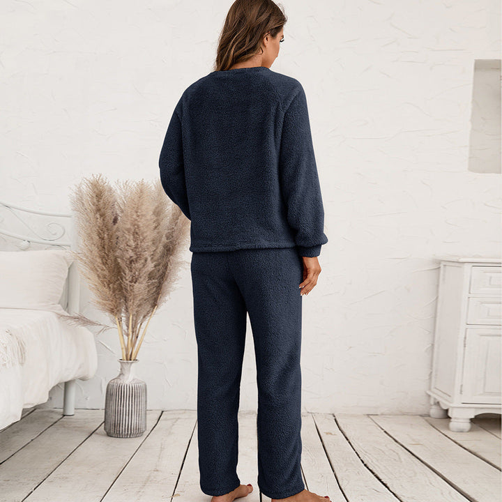 Premium women's two-piece sleepwear: cozy long sleeve top & soft, comfortable pants.