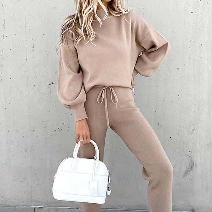 Full shot of women's athleisure cozy set, showcasing a relaxed fit & modern design for ultimate comfort.