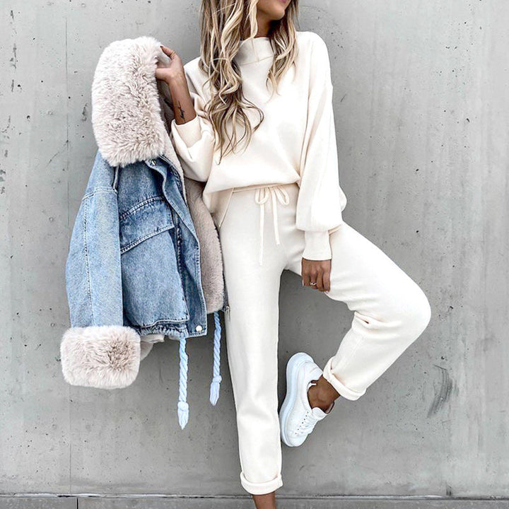 Balloon sleeves detail on the women's cozy track suit top, adding a fashionable touch to loungewear.