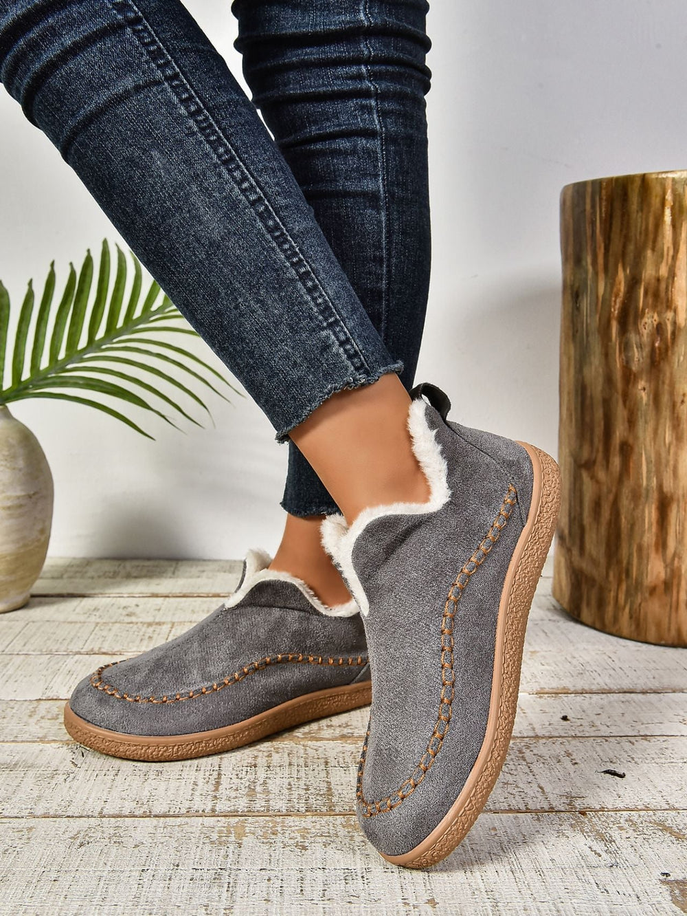 Women's cozy slip-on slippers with warm faux fur lining for ultimate comfort & relaxation at home.