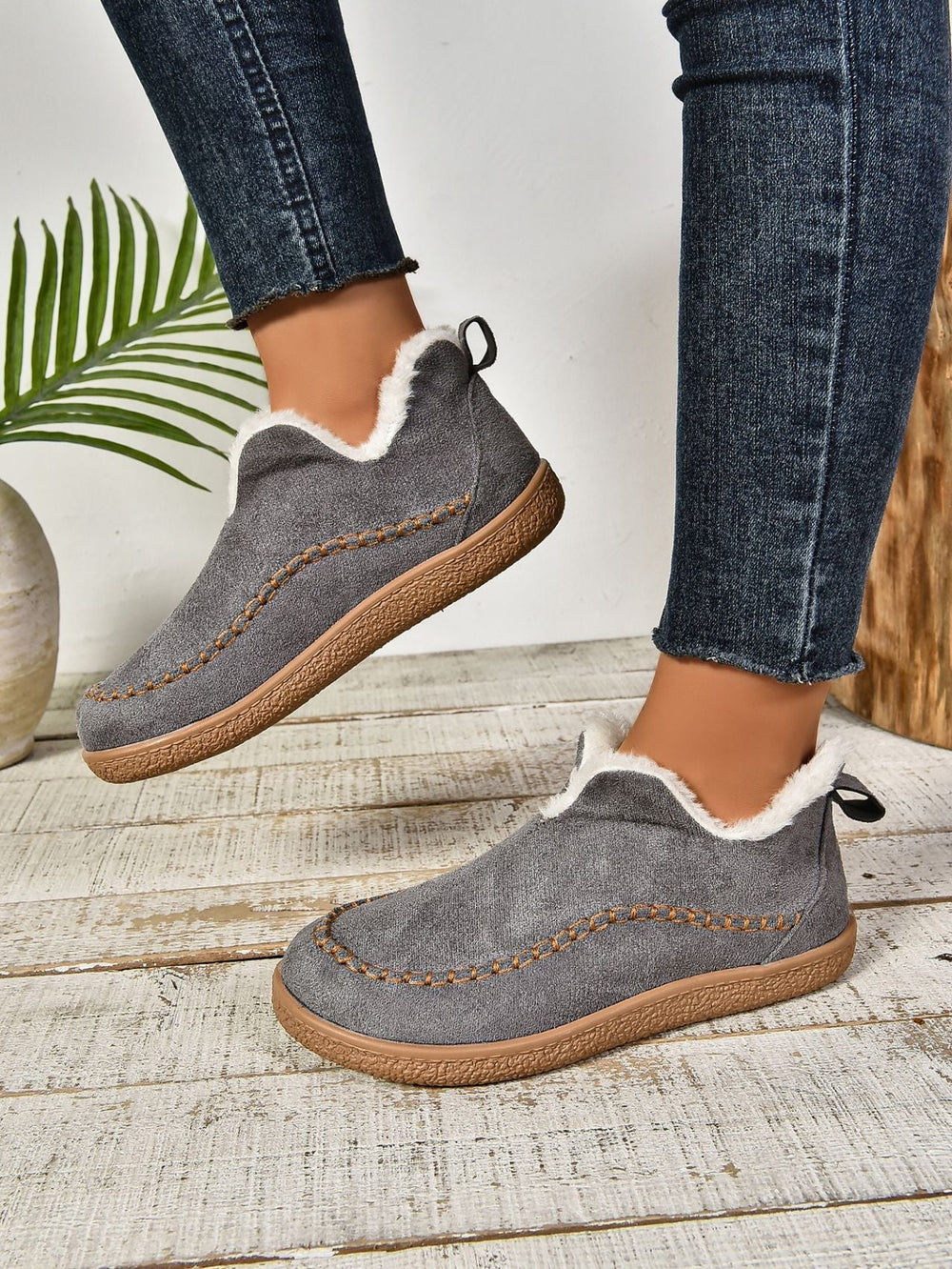 Soft women's indoor slippers, easy slip-on design with a cozy, warm lining for ultimate comfort footwear.
