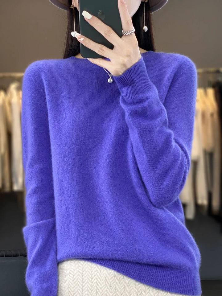 Women's comfortable soft knit sweater. Round neck, long sleeve, a versatile addition to any wardrobe.
