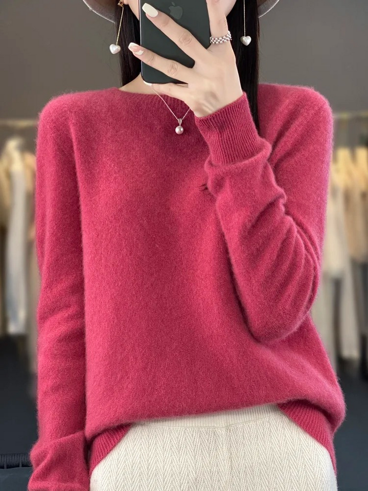 Chic round neck women's sweater. Soft knit, long sleeve, perfect for an elegant & versatile outfit.