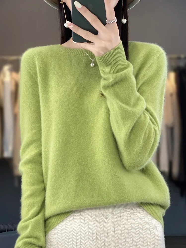 Comfortable women's long sleeve round neck sweater. Ideal winter knitwear, chic and cozy.