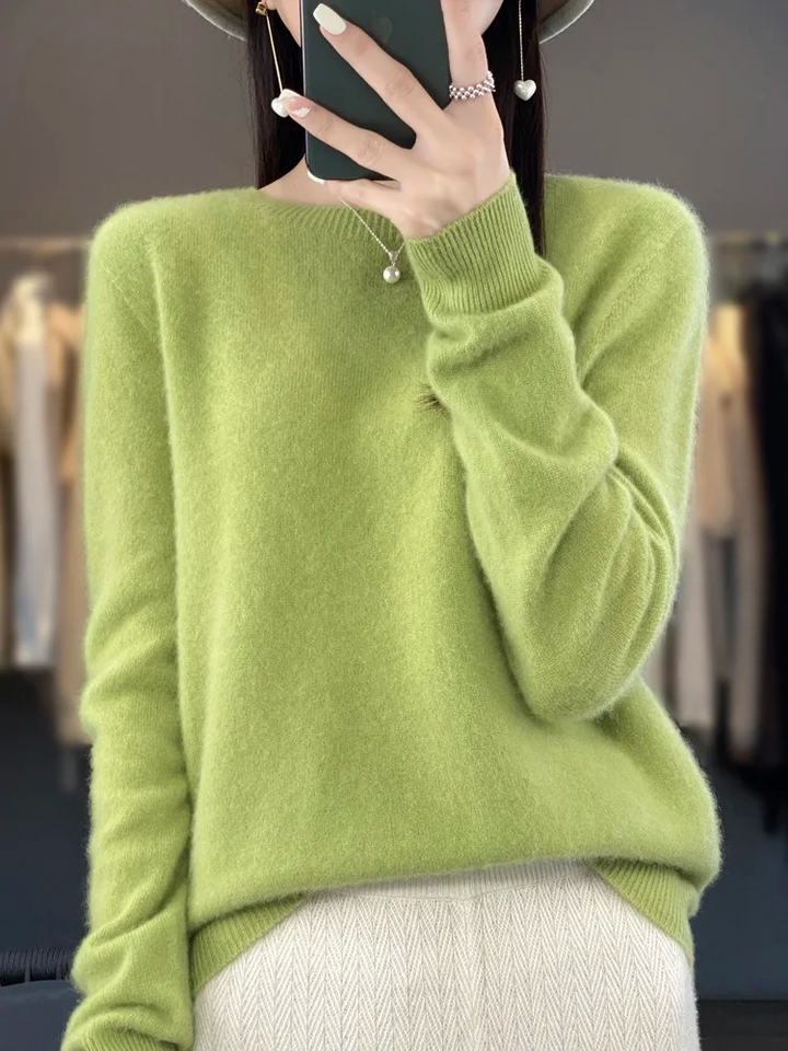 Comfortable women's long sleeve round neck sweater. Ideal winter knitwear, chic and cozy.