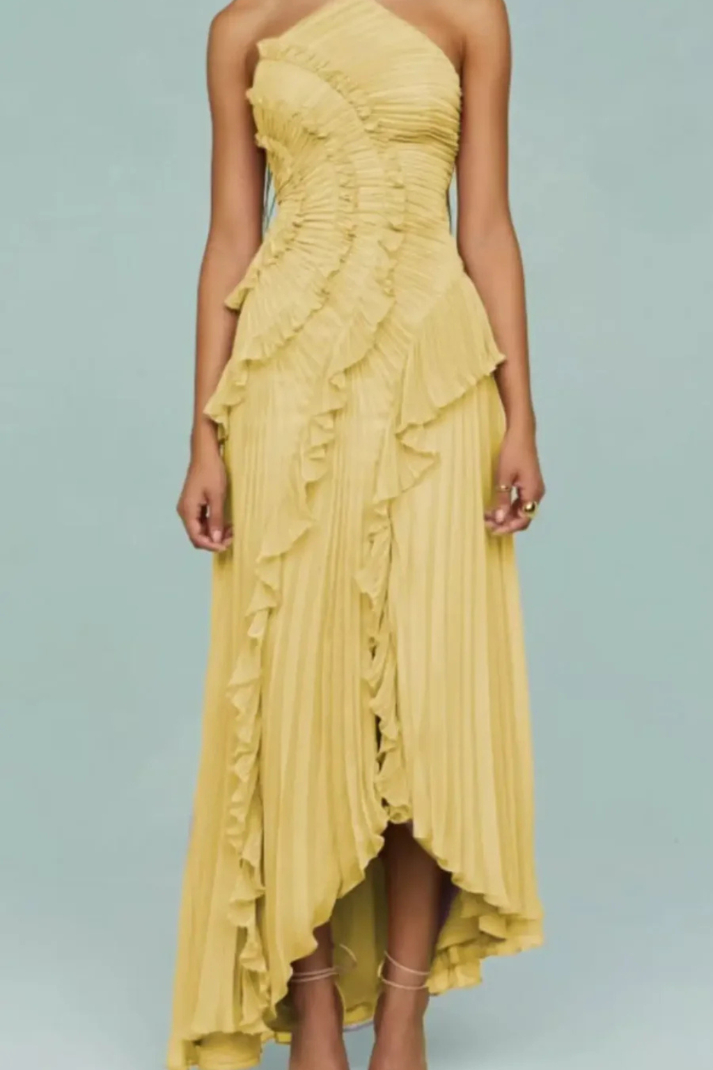 Chic women's sleeveless maxi dress: ruffled halter design with an asymmetric hem. Summer wedding guest.