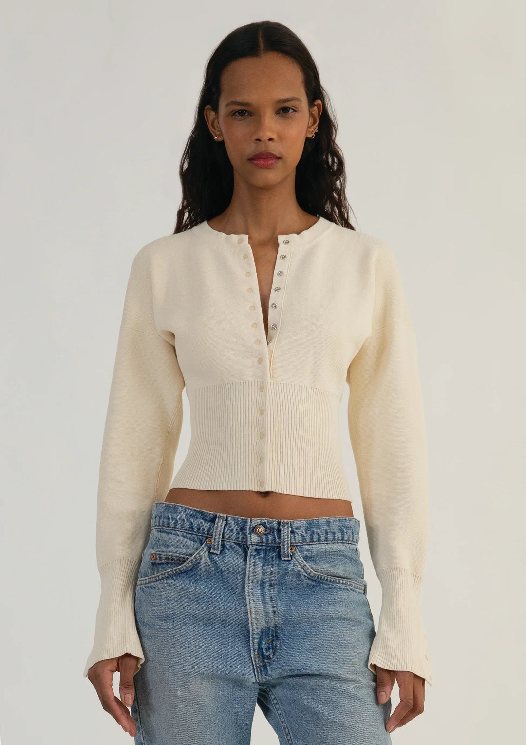 Chic women's cropped knitwear cardigan, long sleeve and fitted, a versatile everyday top.