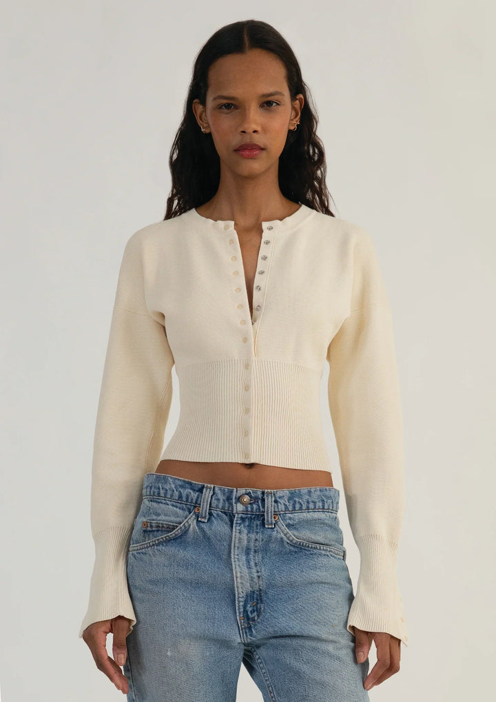 Chic women's cropped knitwear cardigan, long sleeve and fitted, a versatile everyday top.