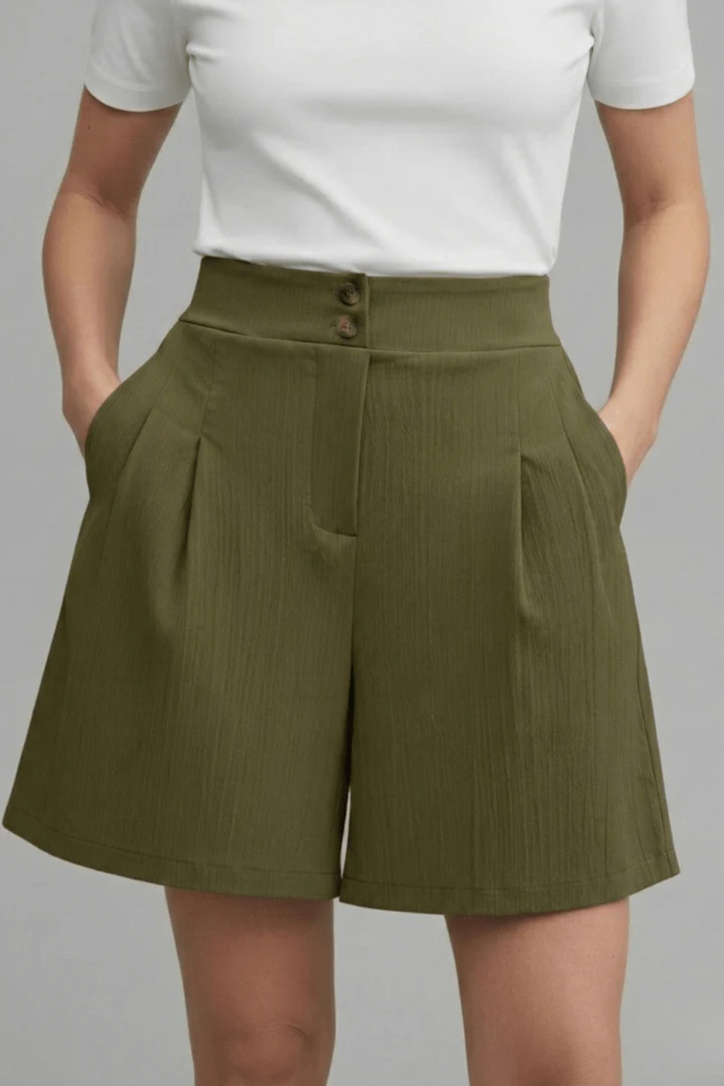 Women's wide-leg pleated tailored Bermuda shorts, summer essential with pockets.
