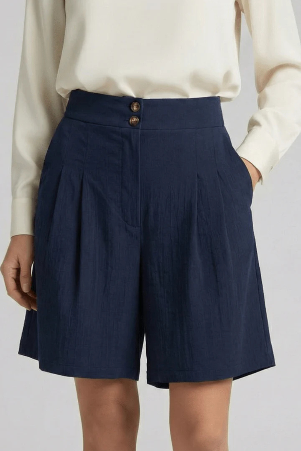 Women's high-rise pleated Bermuda shorts, a tailored design for stylish summer outfits.
