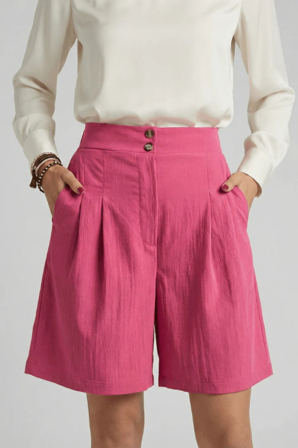 Smart women's tailored Bermuda shorts, high waist & pleated for modern summer style.