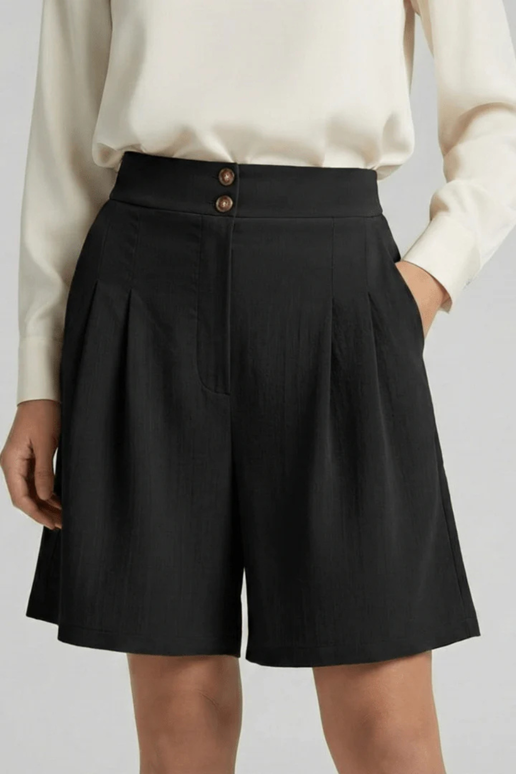 Chic women's high-waist pleated Bermuda shorts, comfortable & stylish for daily wear.