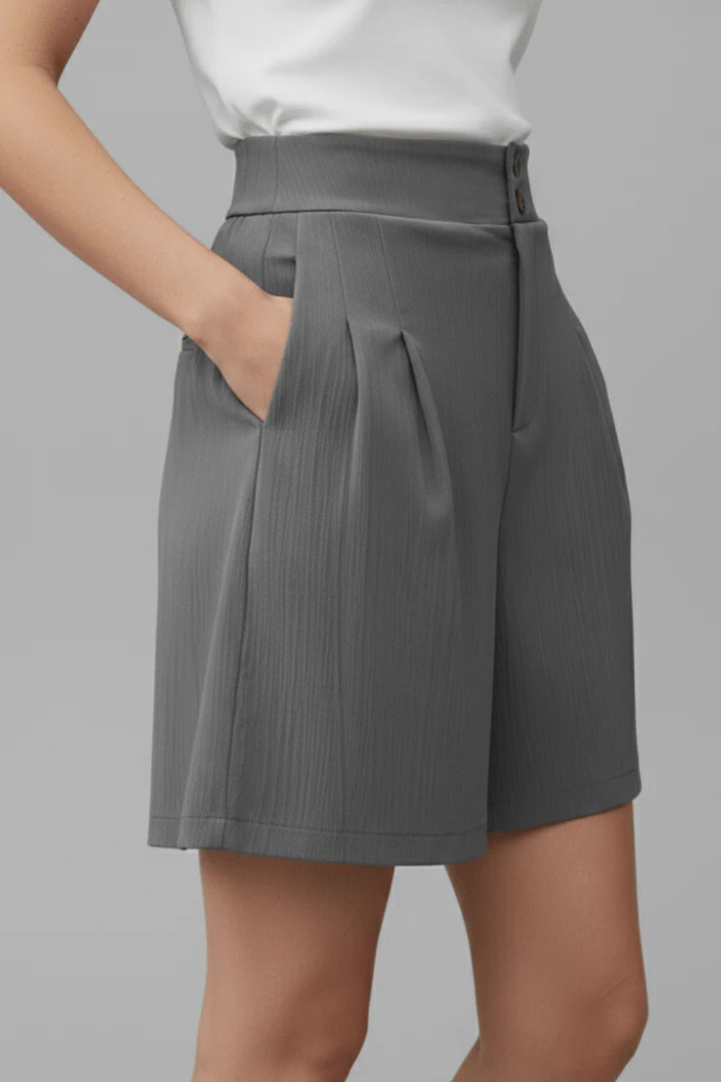 Women's wide-leg Bermuda shorts, tailored fit, pleated design, ideal for summer style.