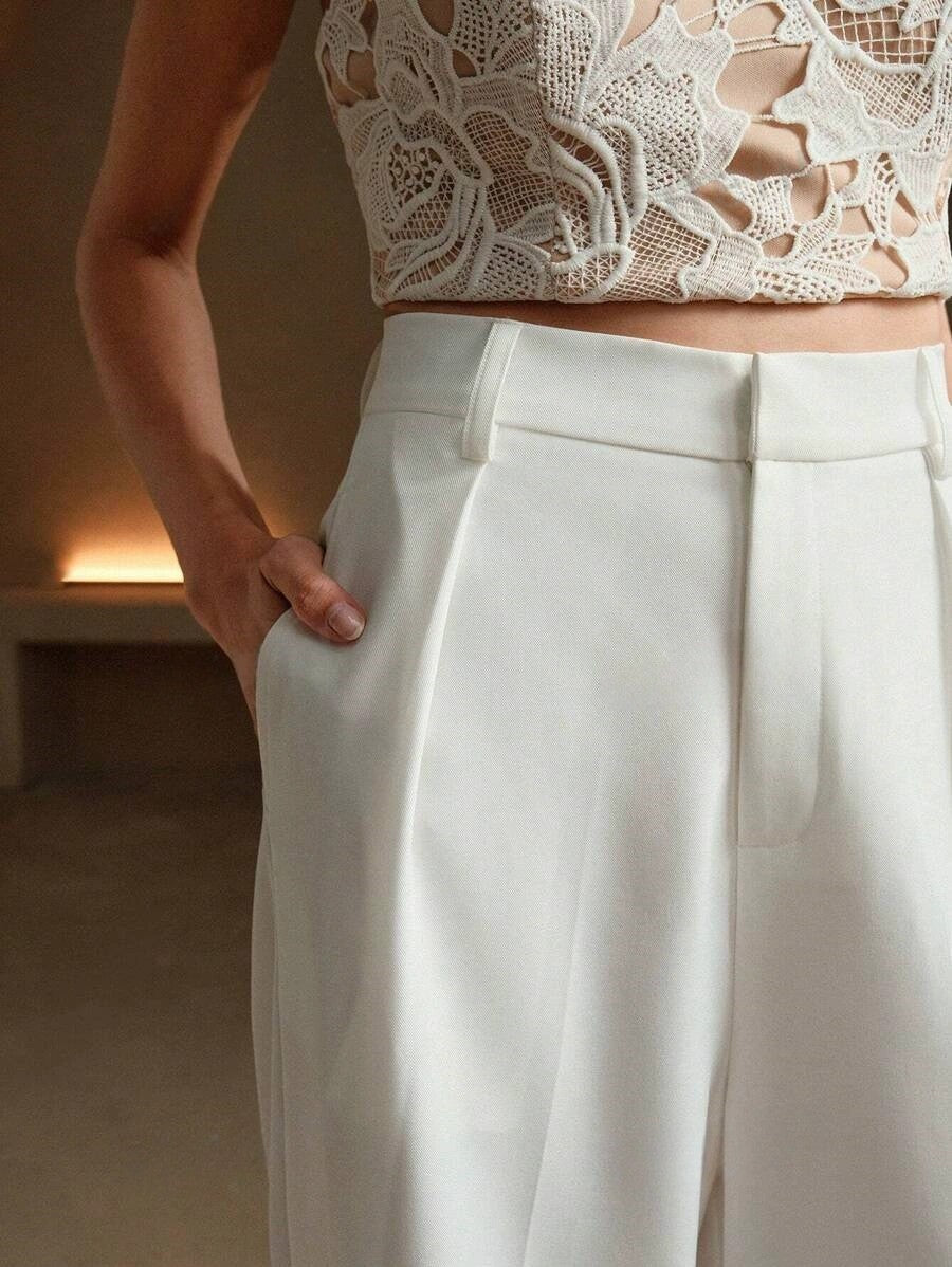 Sophisticated women's wide leg trousers, high waist, for a polished and refined aesthetic.
