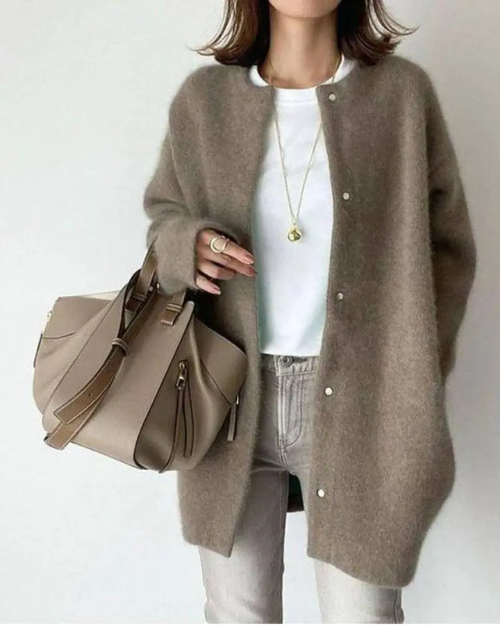 Versatile women's lightweight open-front cardigan, designed for comfortable everyday wear and easy layering.