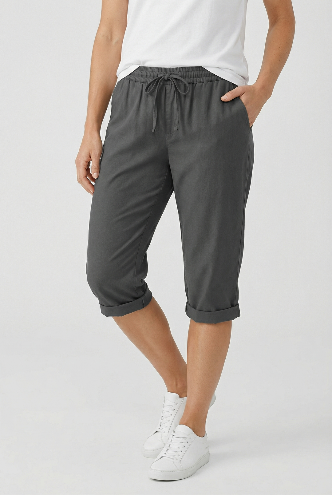 Close-up: Elasticated waist on women's comfortable linen capri pants, ensuring a perfect fit.