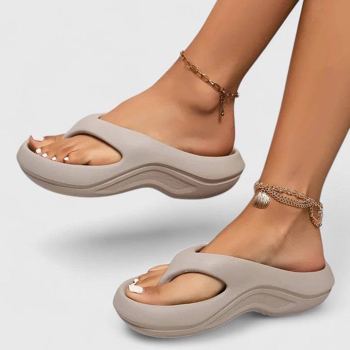 Stylish women's everyday slides, featuring orthopaedic design for optimal foot support and summer comfort.