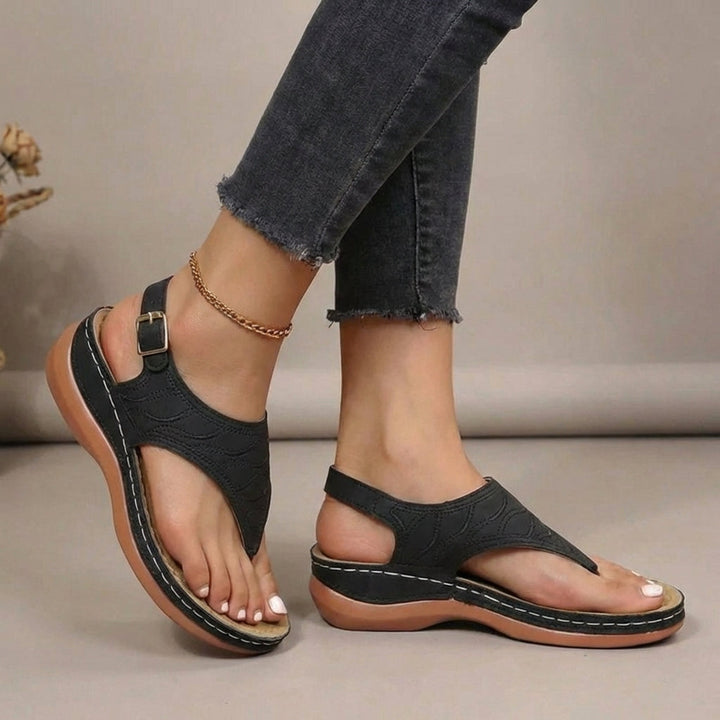 Comfortable women's orthopaedic thong sandals featuring arch support and adjustable strap for casual summer wear.