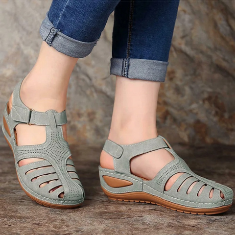 Comfortable women's walking sandals, orthopedic Roman style with arch support & stable grip for summer.