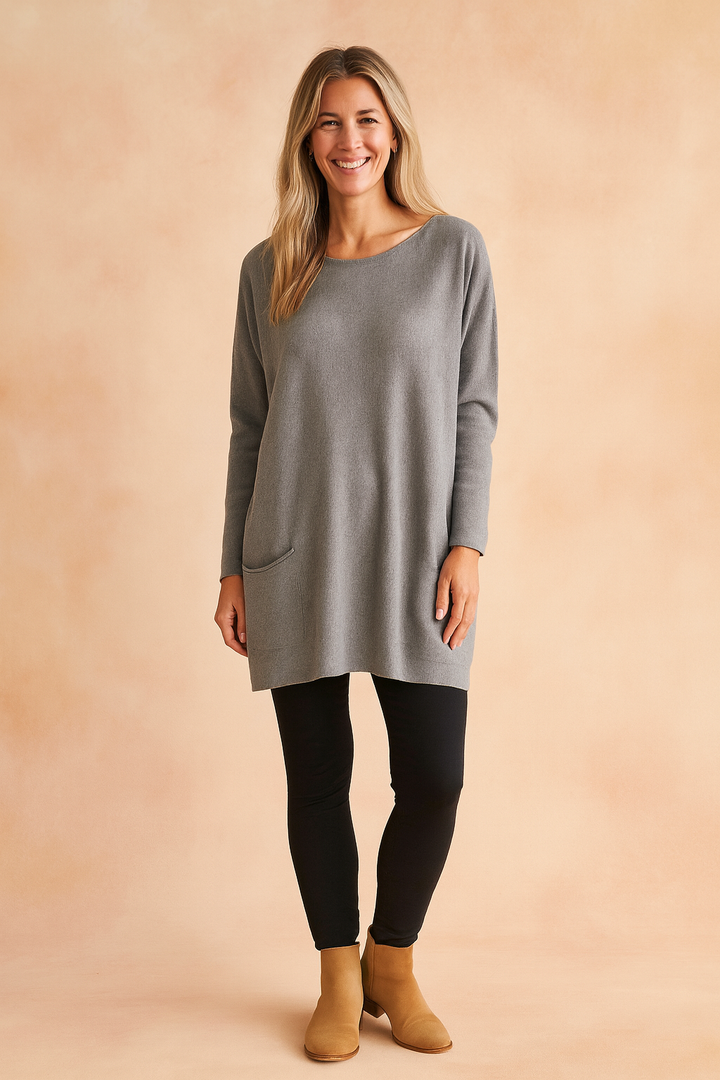 Versatile women's oversized pocket sweater. Stylish long-sleeve pullover, perfect for casual or dressed-up comfort.