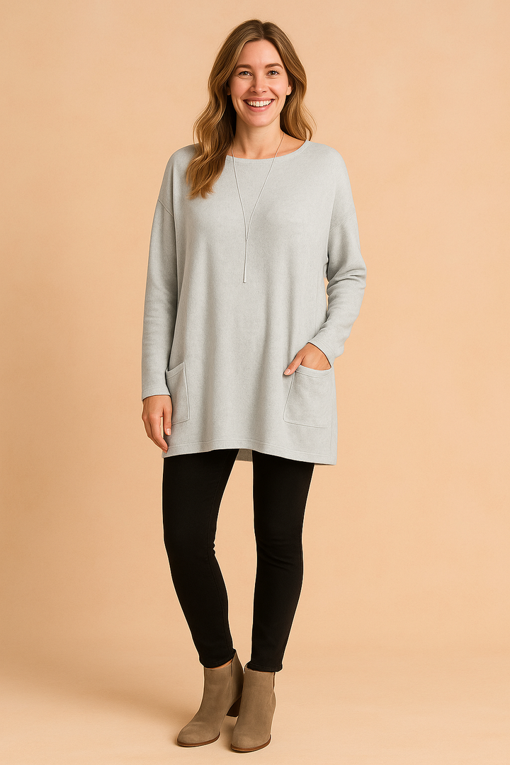 Everyday comfort in this women's oversized pocket sweater. Relaxed fit pullover, essential for casual winter style.
