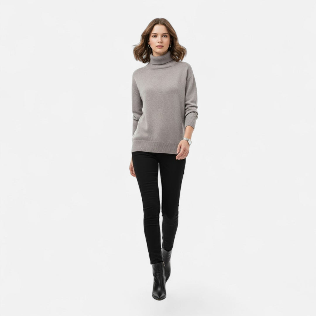 Chic women's oversized turtleneck pullover in thick knit for elegant fall & winter style.