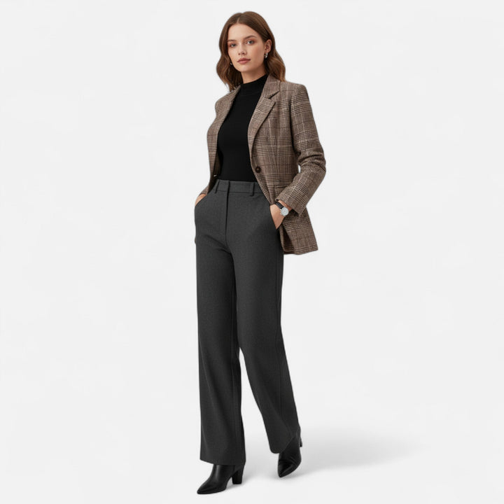 Elegant women's plaid blazer, single-breasted. Versatile tailored jacket for smart casual & office wear.