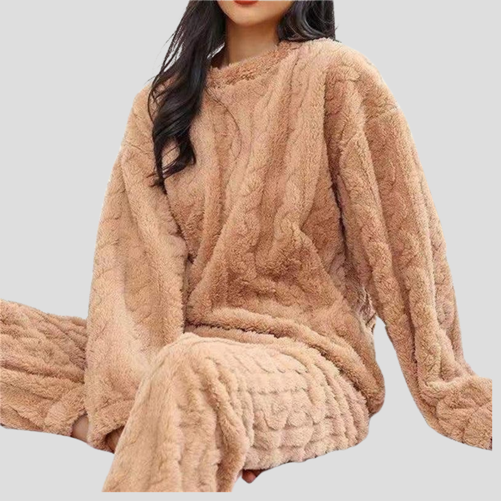 Warm and comfortable women's fleece pajama set. Perfect for cozy relaxation, ideal winter sleepwear.