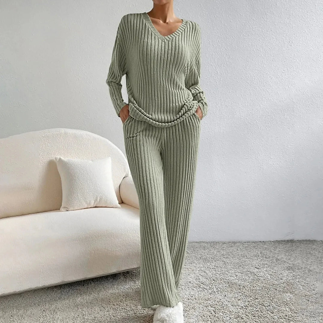 Everyday women's knit loungewear. Ribbed two-piece set: V-neck top & wide-leg pants for cozy comfort.