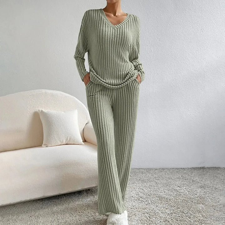 Everyday women's knit loungewear. Ribbed two-piece set: V-neck top & wide-leg pants for cozy comfort.