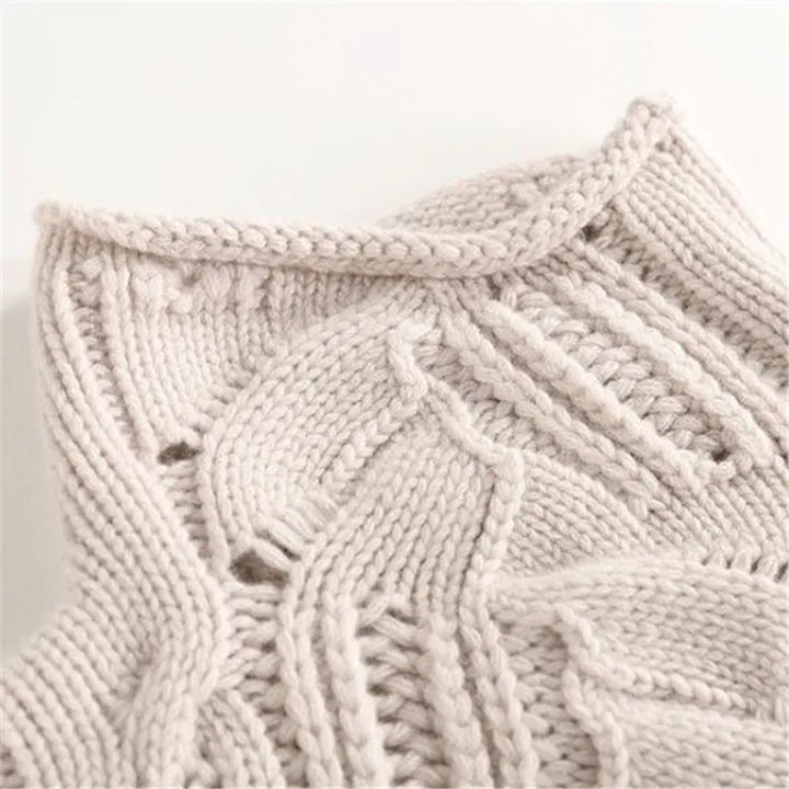 Timeless women's soft & warm minimalist pullover. Elegant knitwear for versatile winter comfort.