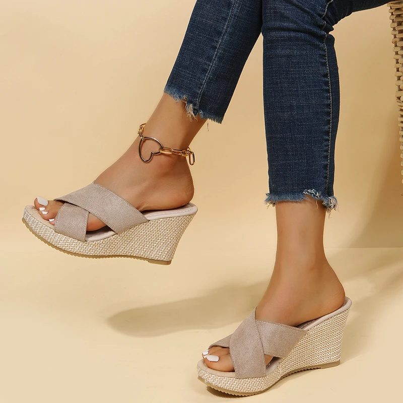 Chic women's comfort sandals with advanced orthopedic support & arch, ideal for casual summer wear.
