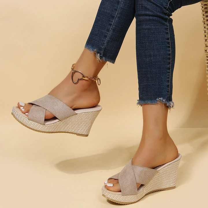 Chic women's comfort sandals with advanced orthopedic support & arch, ideal for casual summer wear.