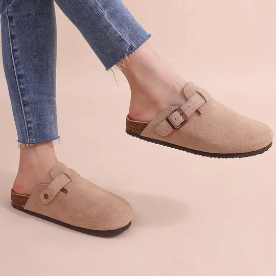 Women's supportive slide sandals for all-day comfort, featuring contoured footbed & arch support. Ideal for daily wear.