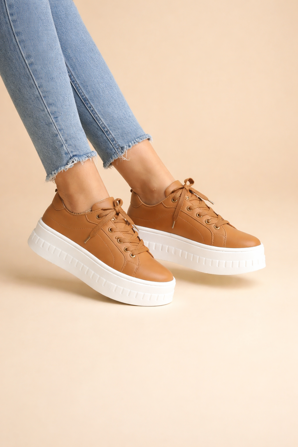 Elevate your everyday style with these women's urban platform sneakers, combining comfort with trendy chunky soles.