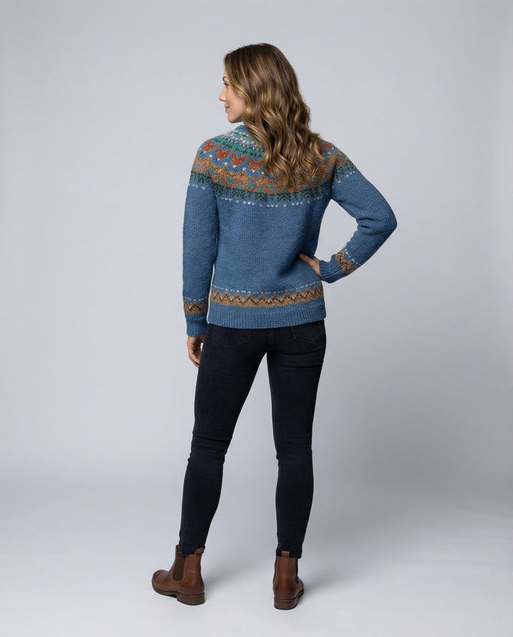 Comfortable women's vintage Icelandic sweater, long sleeve for cold weather, ideal for casual and layered looks.