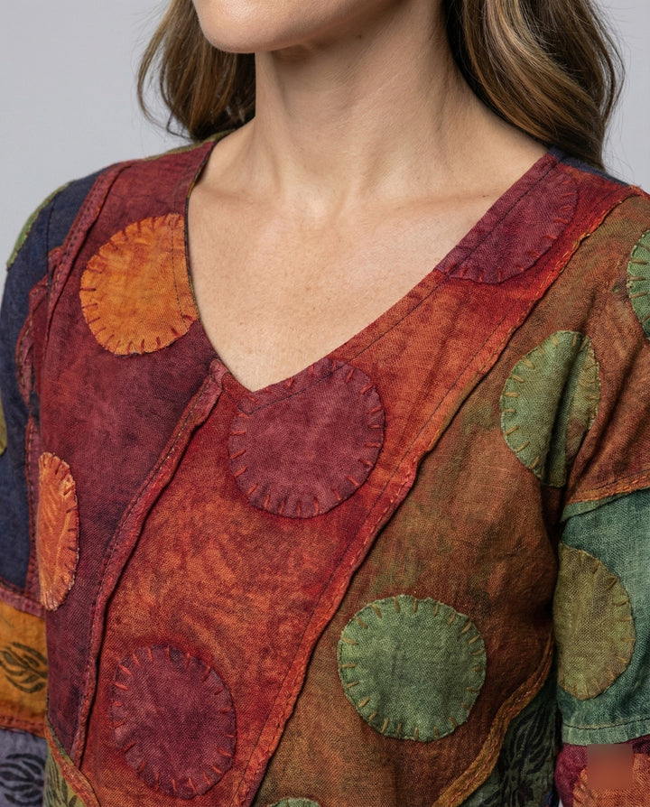 Elegant women's V-neck long sleeve top, vintage design, ideal for fashion-forward casual wear.