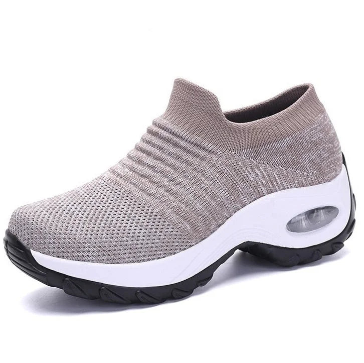 Women's easy-wear black slip-on sneakers, ideal for walking, with arch and air cushion sole.