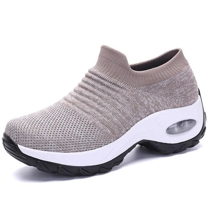 Women's easy-wear black slip-on sneakers, ideal for walking, with arch and air cushion sole.