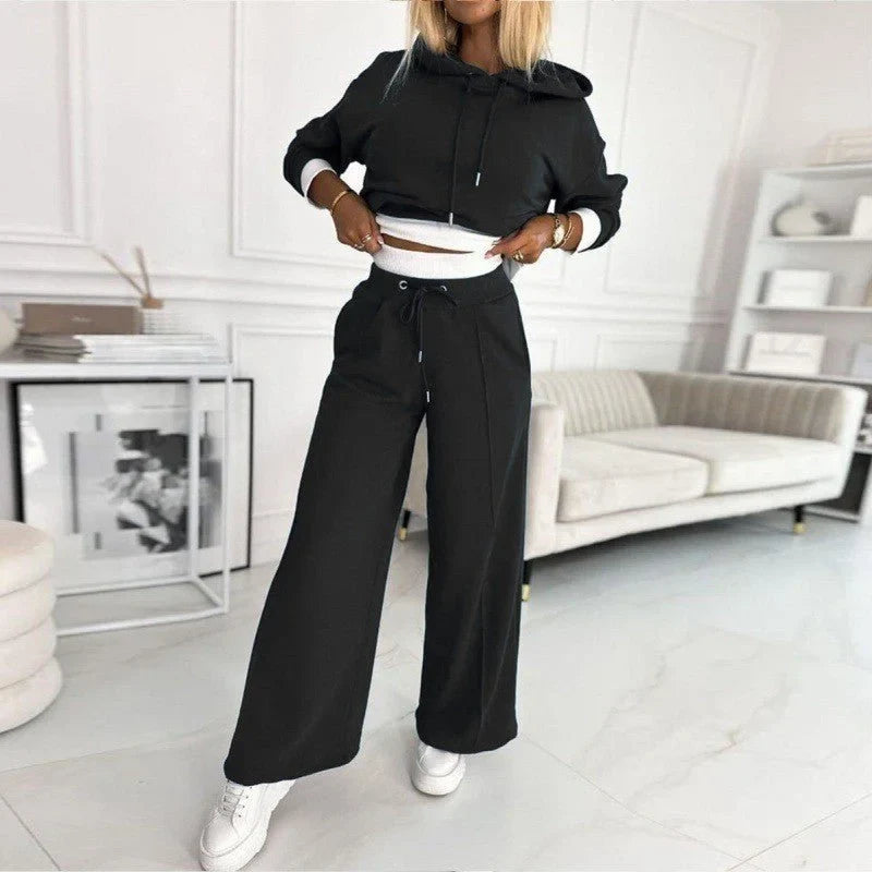 Stylish & comfy women's loungewear set. Relaxed fit hoodie with wide-leg pants for casual elegance and comfort.