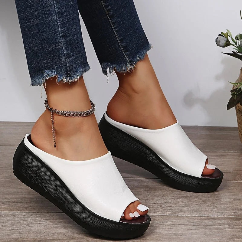Stylish women's wide strap platform slides. Cushioned open-toe sandals for comfortable casual summer fashion.