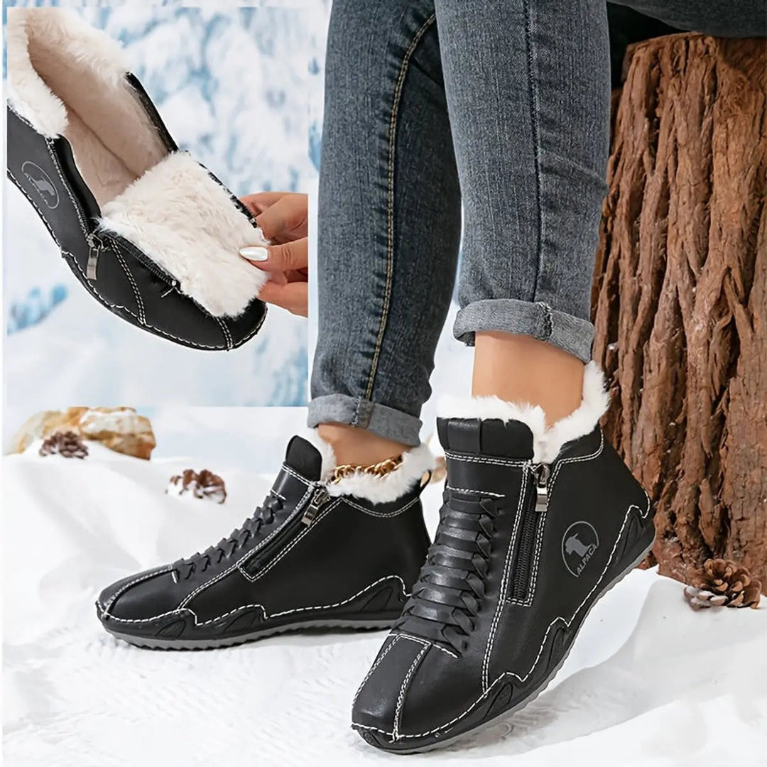 Snow friendly women's zip-up boots, wide fit, with a cozy faux-fur lining for winter comfort.
