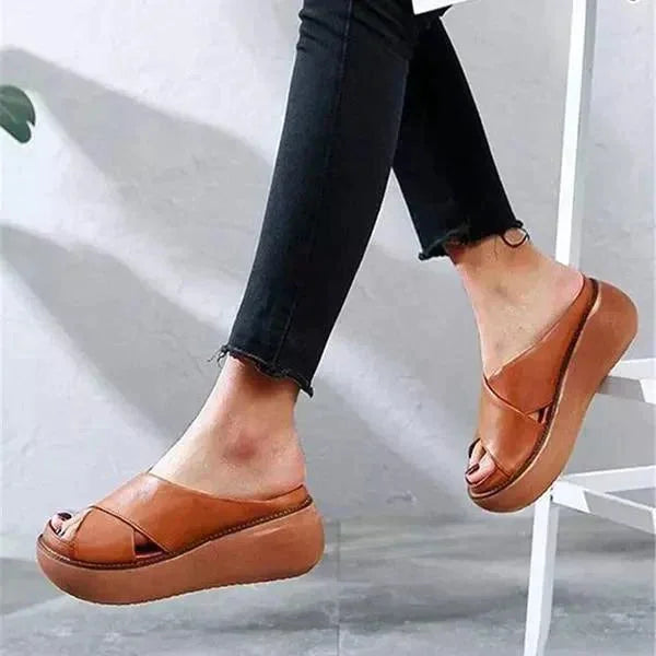 Comfortable women's cross-strap flat sandals for relaxed summer days. Perfect casual open-toe footwear.