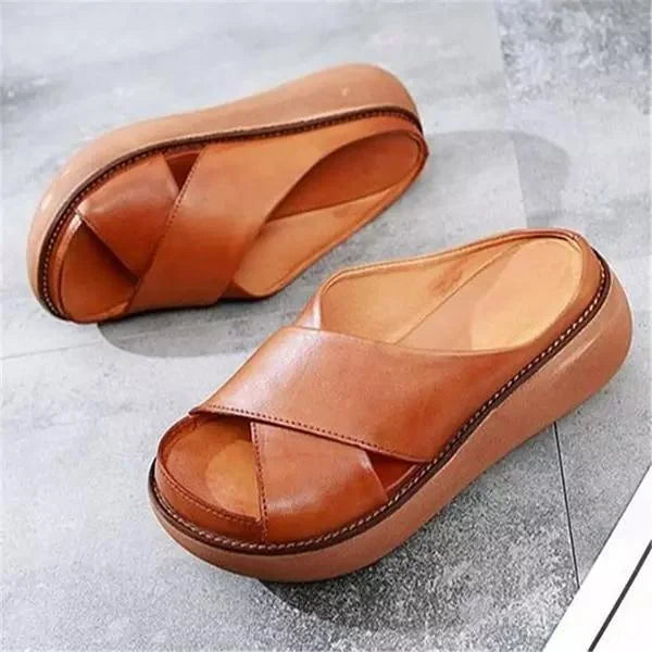 Stylish women's flat sandals featuring soft cross-straps, comfortable and versatile for daily summer outfits.