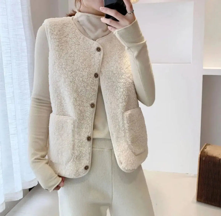 Essential women's reversible puffer vest. Warm button-up gilet with sherpa, perfect for cold casual days.