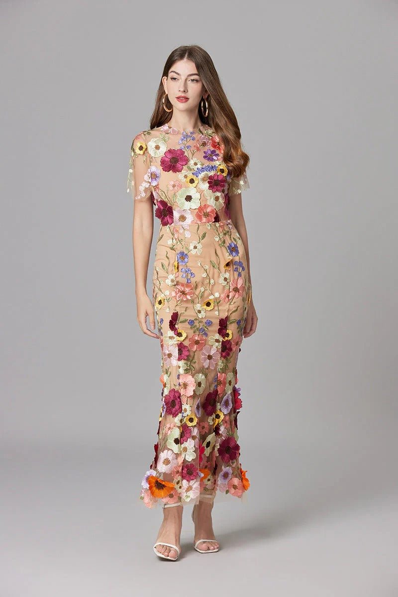 Long Scarlett dress with floral appliques, sleeveless, ideal for a wedding guest.