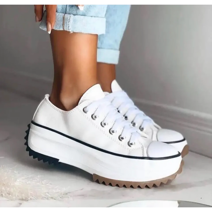 Trendy low-top platform sneakers for women. Lace-up style with a comfortable chunky sole, ideal for daily wear.