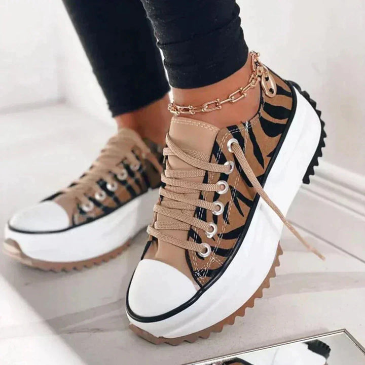 Active women's low-top platform shoes. Chic design, chunky sole & lace-up for stylish, comfortable walking.