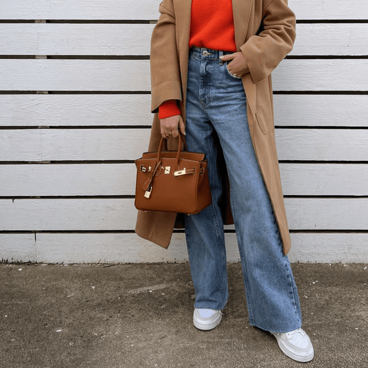 Women's luxury leather shoulder bag; elegant brown design with adjustable strap, perfect for any occasion; timeless style.